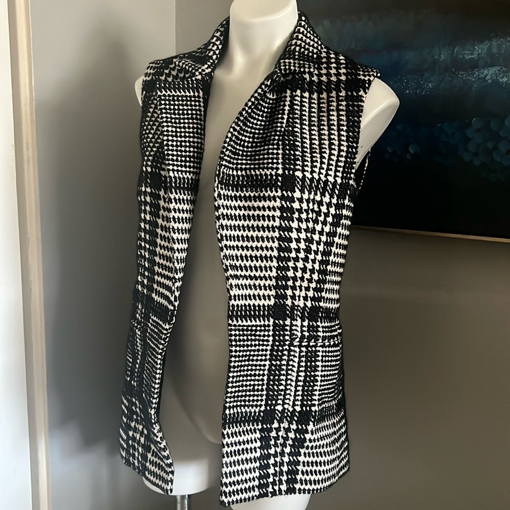 Pre-owned Theory
Eldora Houndstooth-Patterned Vest, Ivory/Black size 4